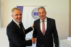 ASA-Präsident Frank Beaujean (links) gratuliert Harald Hahn zur Wiederwahl zum Vizepräsidenten des ASA-Verbandes. Foto: ASA-Verband